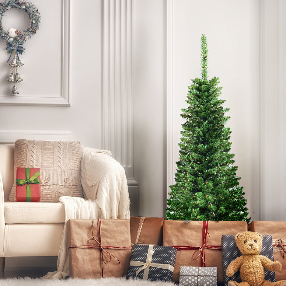 Julgran – smal med varmvita LED lampor konstgjord – 135 cm – Grön
