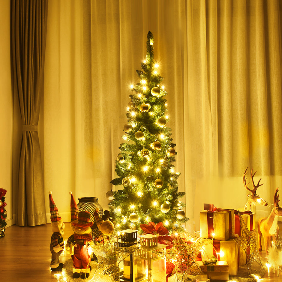 Julgran – smal med varmvita LED lampor konstgjord – 135 cm – Grön