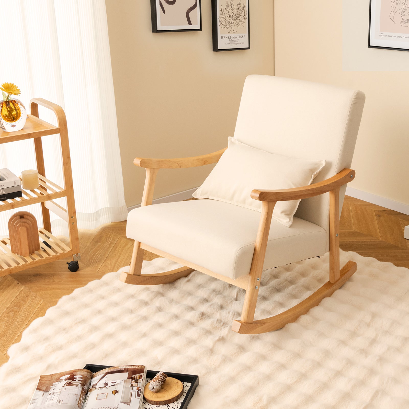 Gungstol – med hög rygg och vadderad sits Modern accentstol – Beige