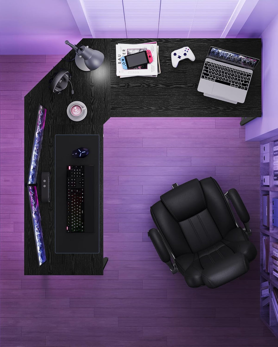 L-förmiger Schreibtisch, einfach eingerichtet