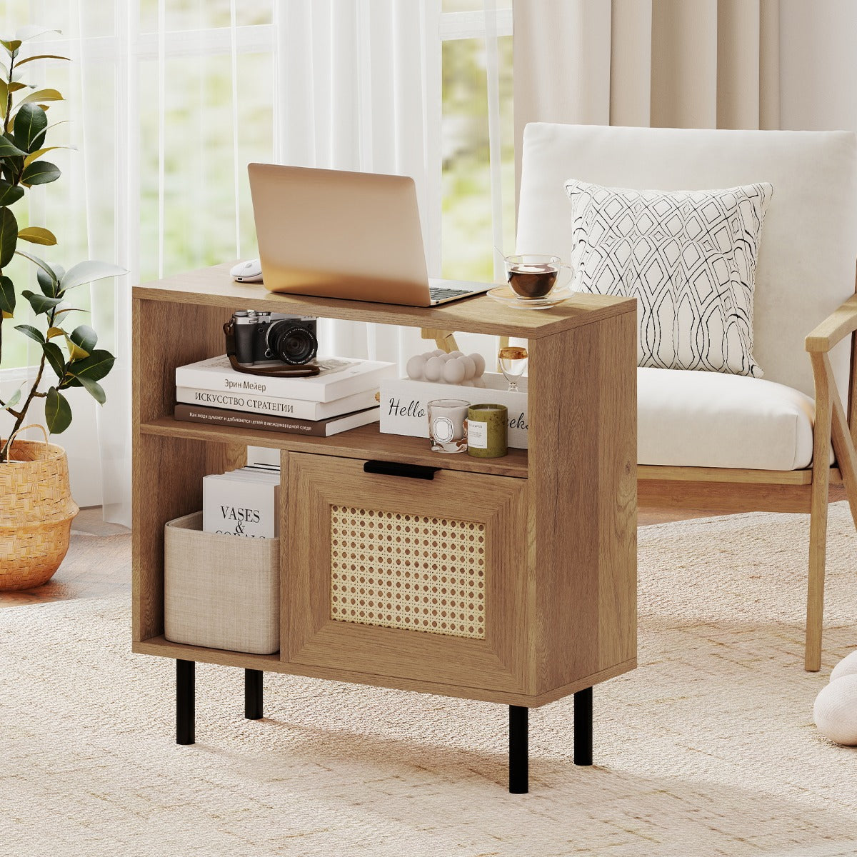 Boho – Rottan Nattduksbord Accent Sidobord med Förvaringsfack Skåp och Metallben Rustikal – Natur