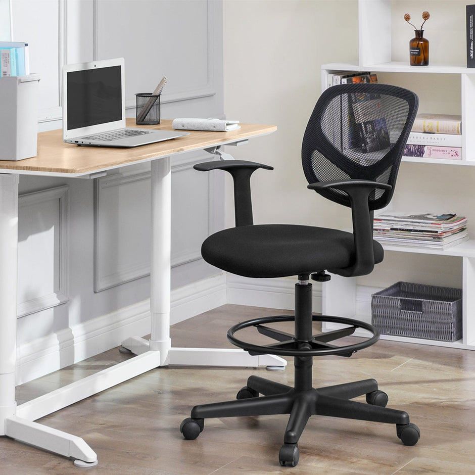 Office Chair - Ergonomisch - mit Armlehnen und Fußstütze - Arbeitshocker - Schwarz