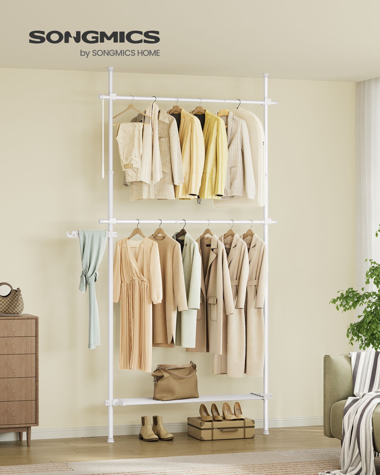 Kleidungsständer - von Boden zu Decke - mit mattem weißen Regal