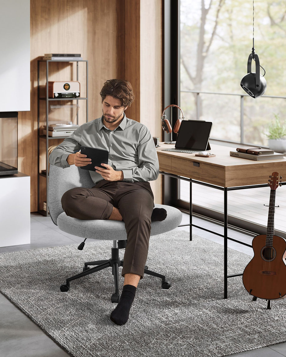 Bürostuhl mit breiter Sitz und paubengrauem Chassis