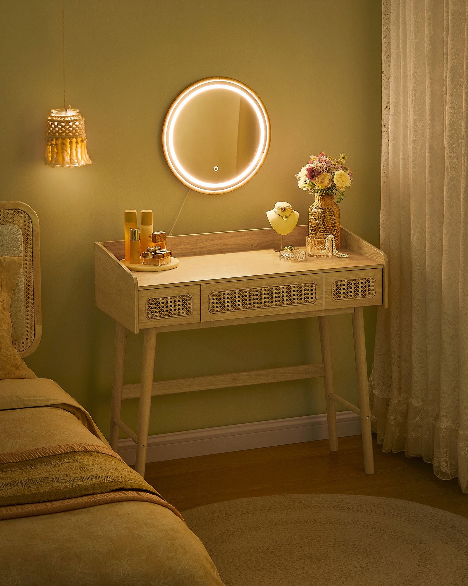 Schminktisch mit Spiegel und Laden im Boho -Stil