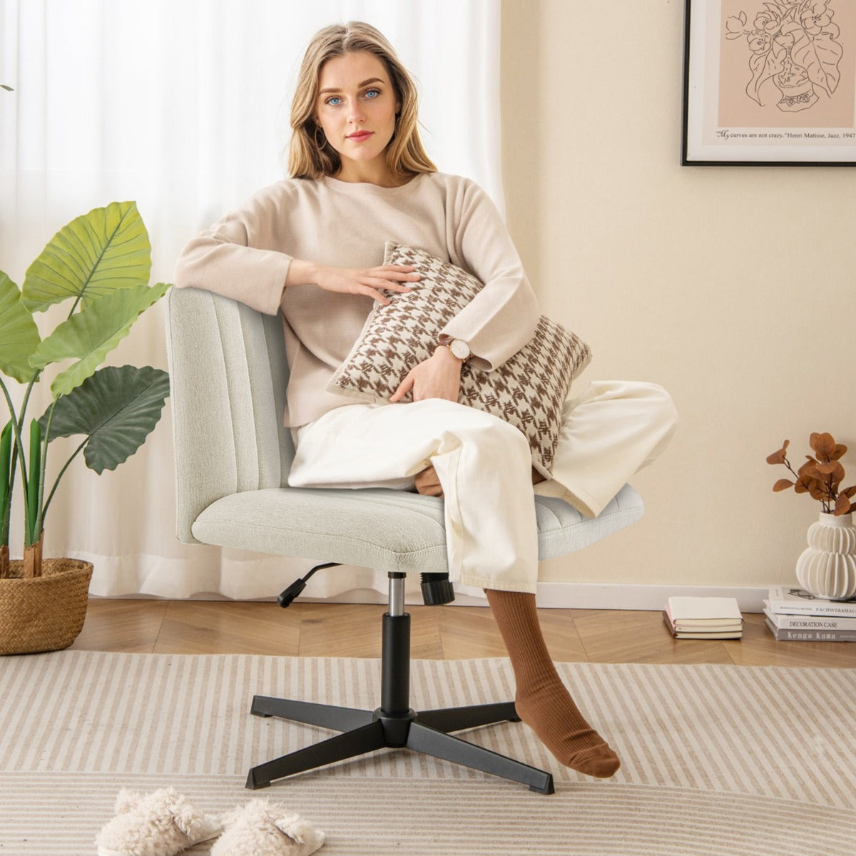 Stol – med korslagda ben utan armstöd bred sits – Beige