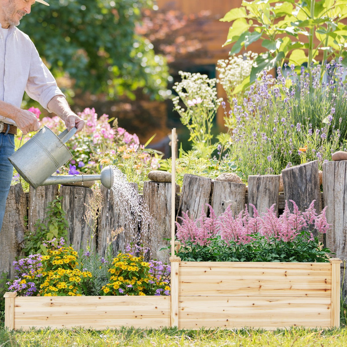 Upphöjd – säng gjord av granträ med spaljé Blomlåda – Natur