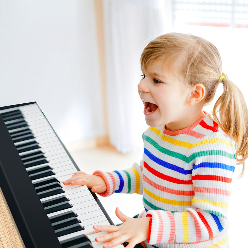 Digitalt – piano med tangenter och Bluetooth musikställ pedal hopfällbar – 61 – Svart och vit