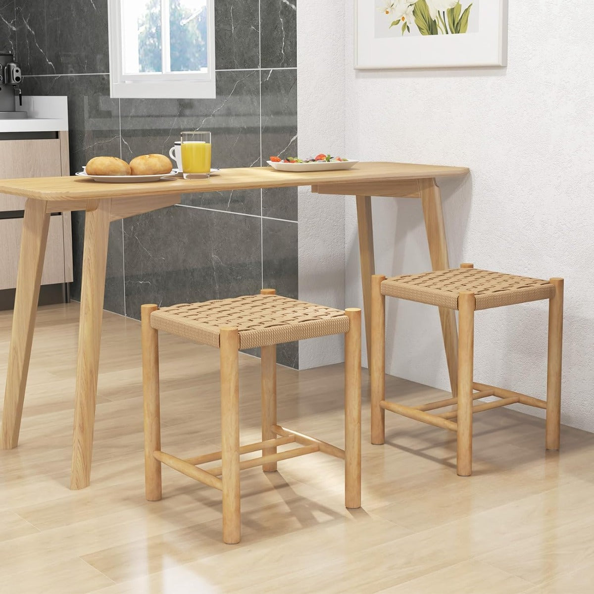 Matsalspallsset – ram av gummiträ och sits vävt papper – 36 x 36 x 45 cm – Natur
