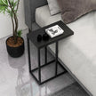 Sidobord – C format soffbord med metallram för vardagsrum – 45,5 x 25,5 x 64 cm – Svart
