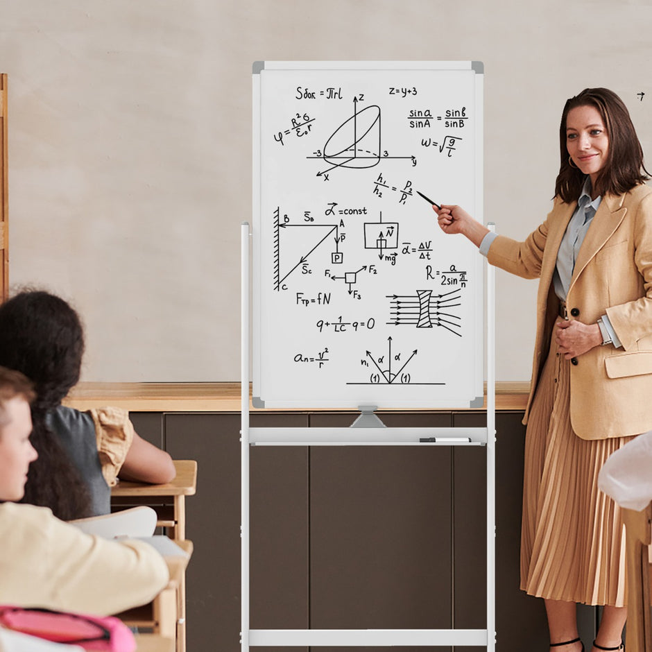 Dubbelsidig – mobil whiteboardtavla med pennfack och tillbehör för skolkontoret – 60 x 90 cm – Vit
